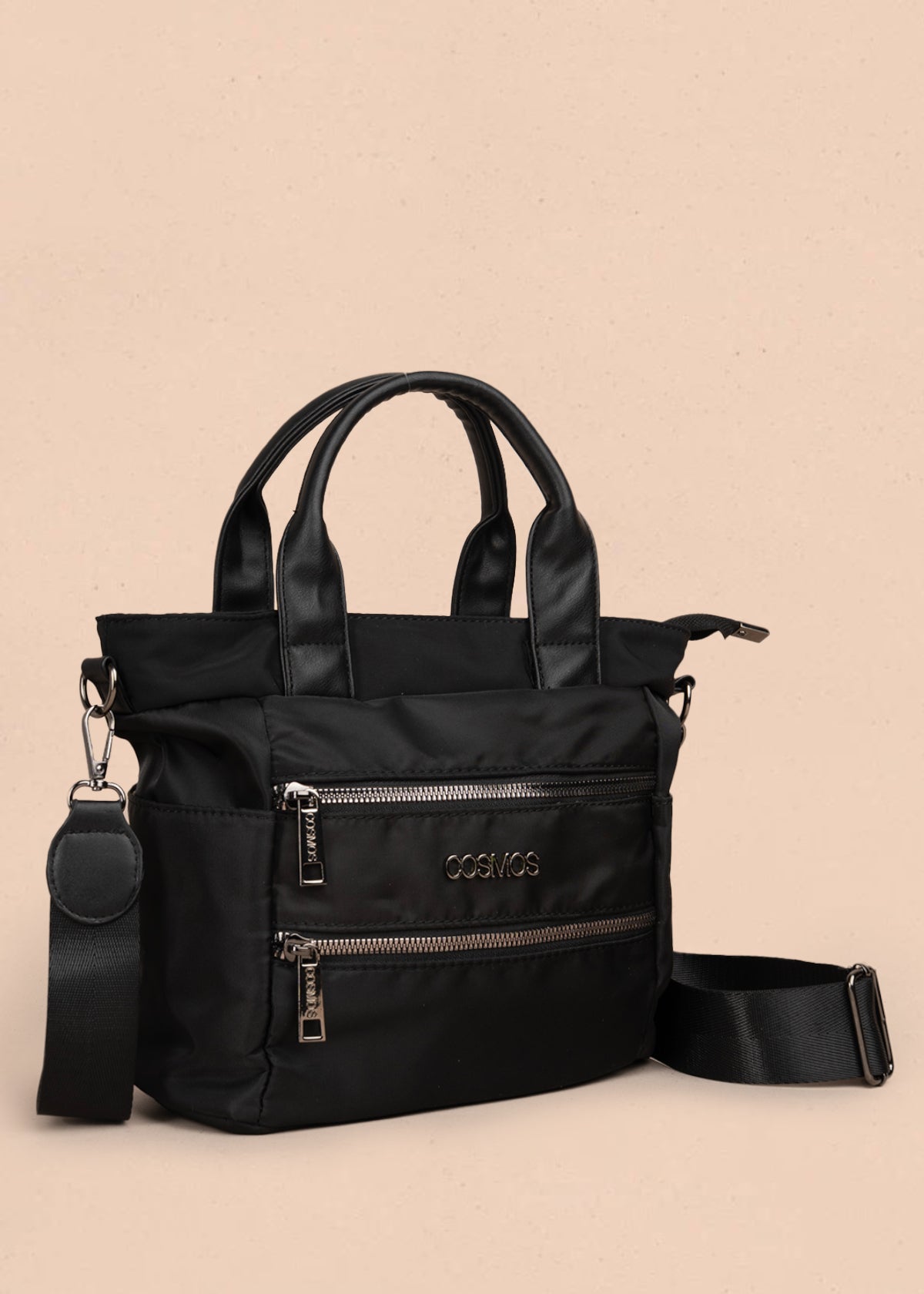 Bolso manos libres color negro con doble bolsillo frontal y herrajes plateados 106184