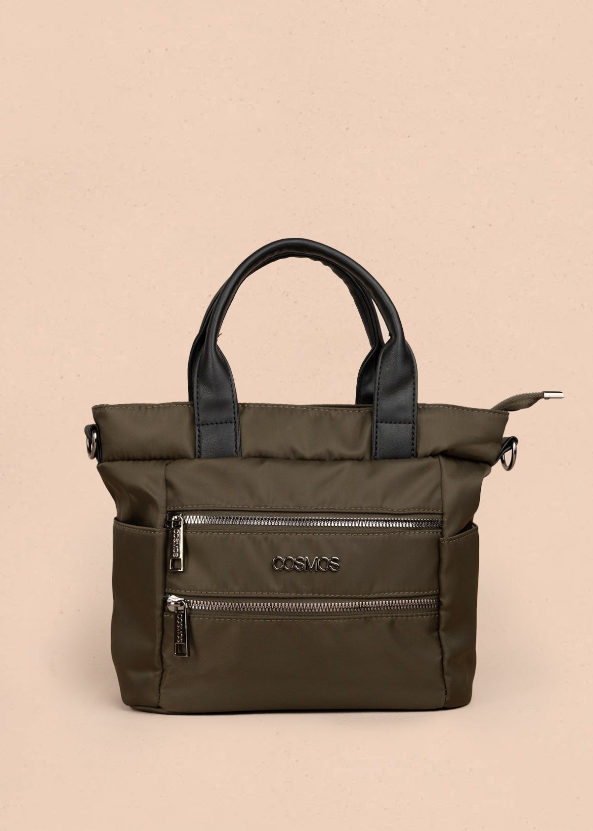 Bolso manos libres color verde con doble bolsillo frontal y herrajes plateados 106184