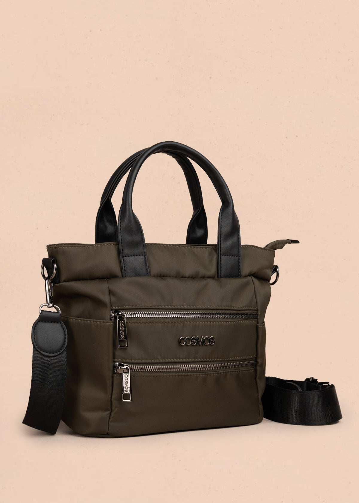 Bolso manos libres color verde con doble bolsillo frontal y herrajes plateados 106184