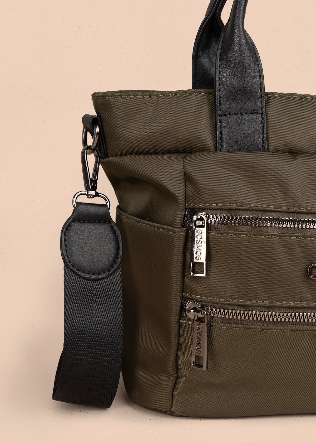 Bolso manos libres color verde con doble bolsillo frontal y herrajes plateados 106184