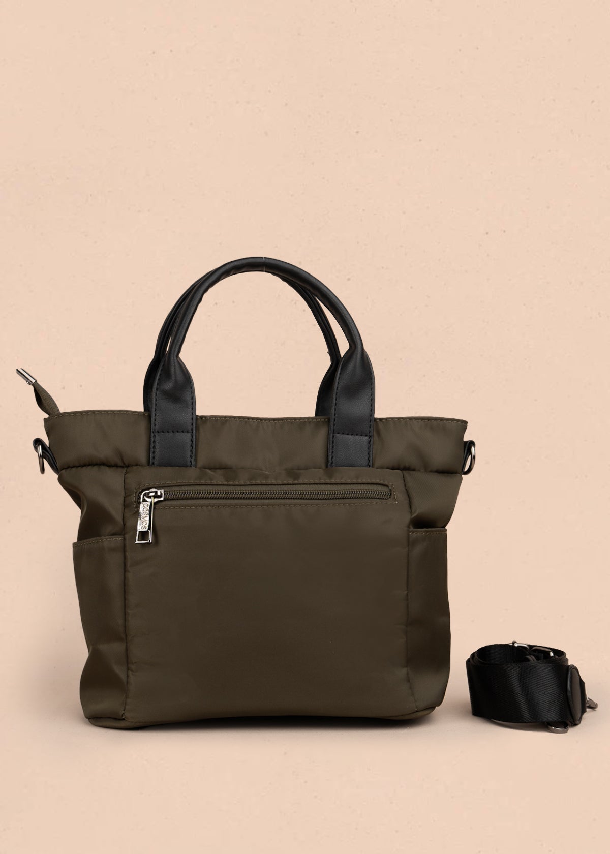 Bolso manos libres color verde con doble bolsillo frontal y herrajes plateados 106184