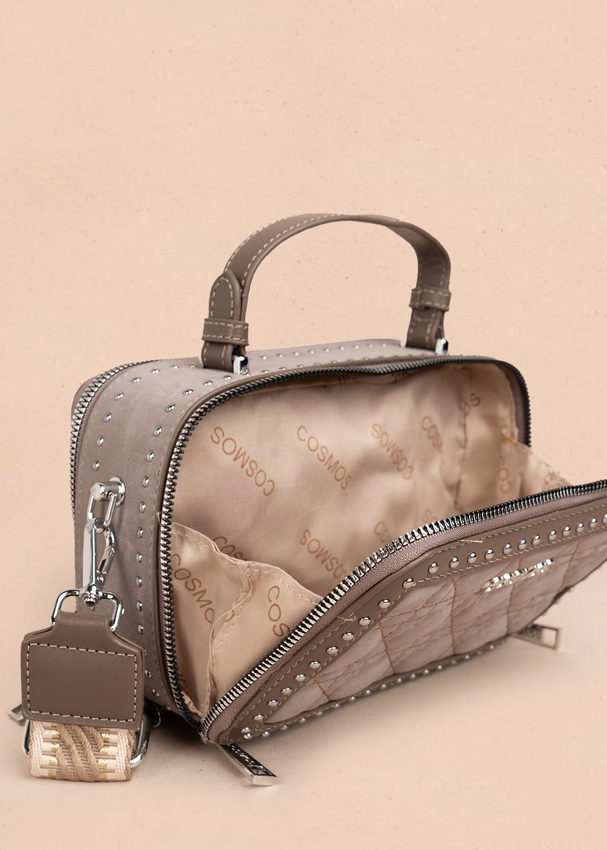Bolso manos libres color arena con detalle de pañoleta y diseño acolchado 106187