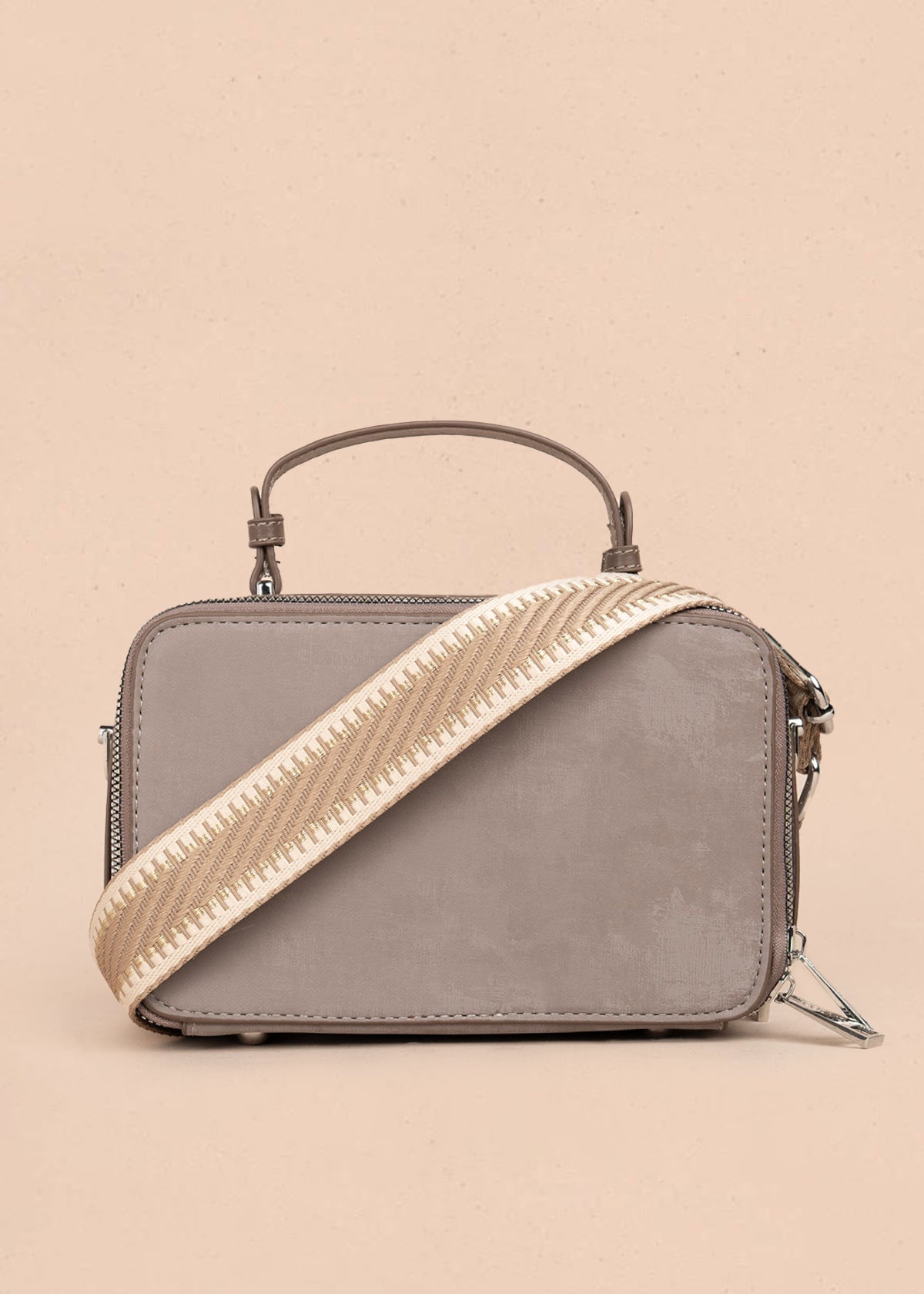 Bolso manos libres color arena con detalle de pañoleta y diseño acolchado 106187