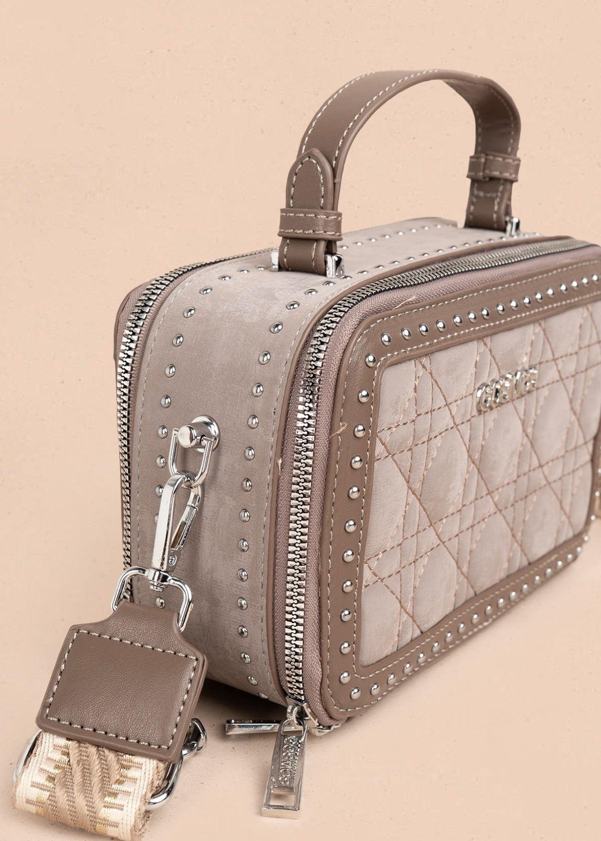 Bolso manos libres color arena con detalle de pañoleta y diseño acolchado 106187