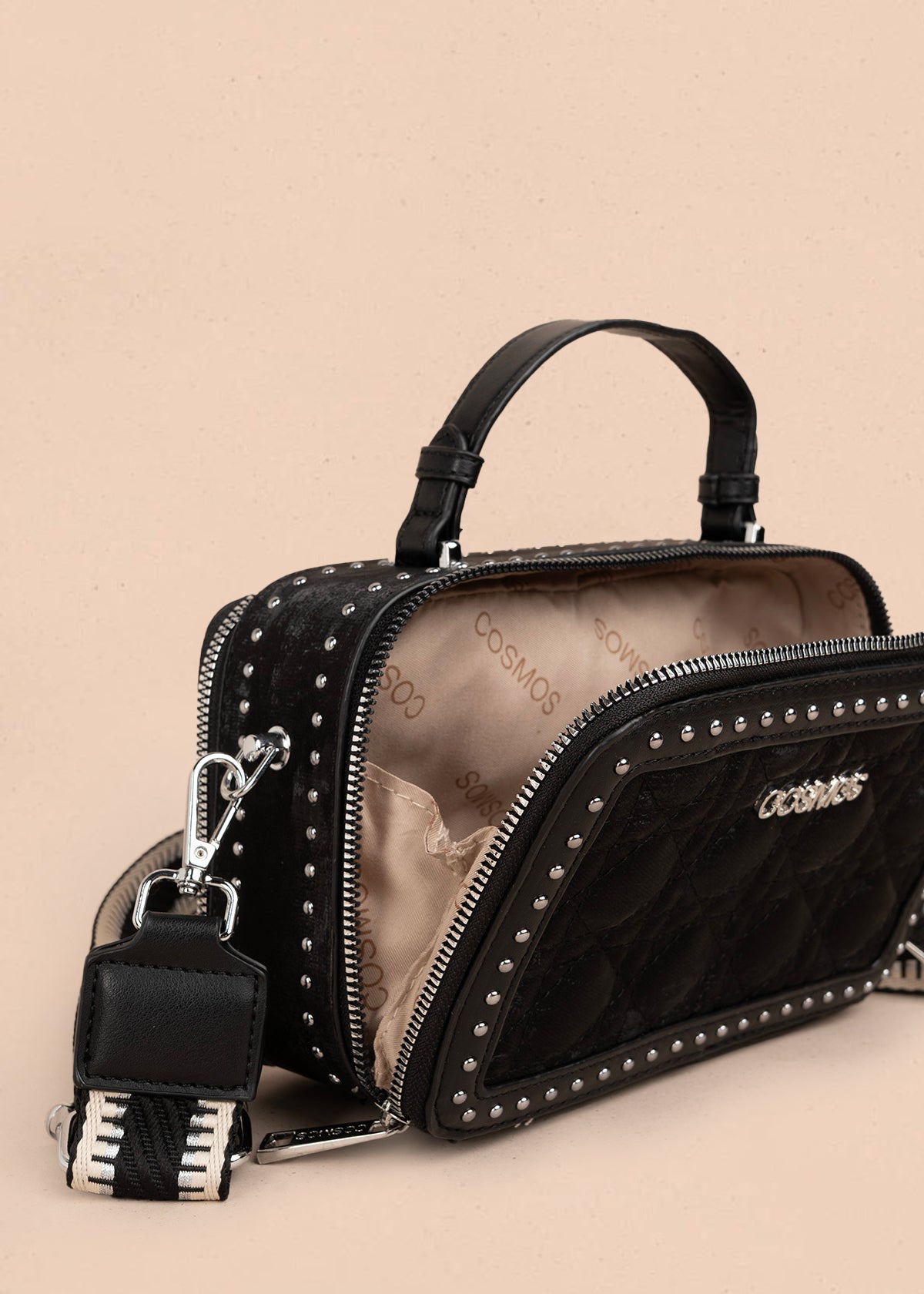 Bolso manos libres color negro con detalle de pañoleta y diseño acolchado 106187