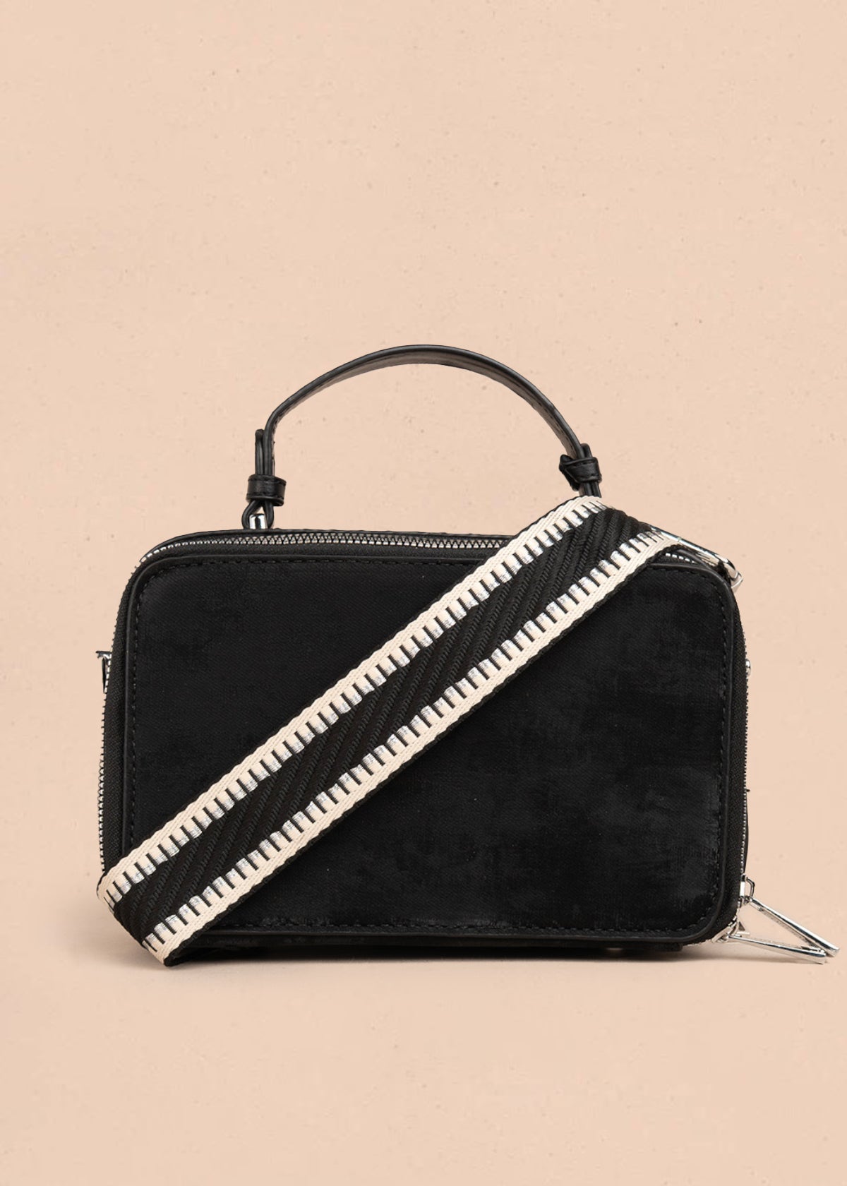Bolso manos libres color negro con detalle de pañoleta y diseño acolchado 106187