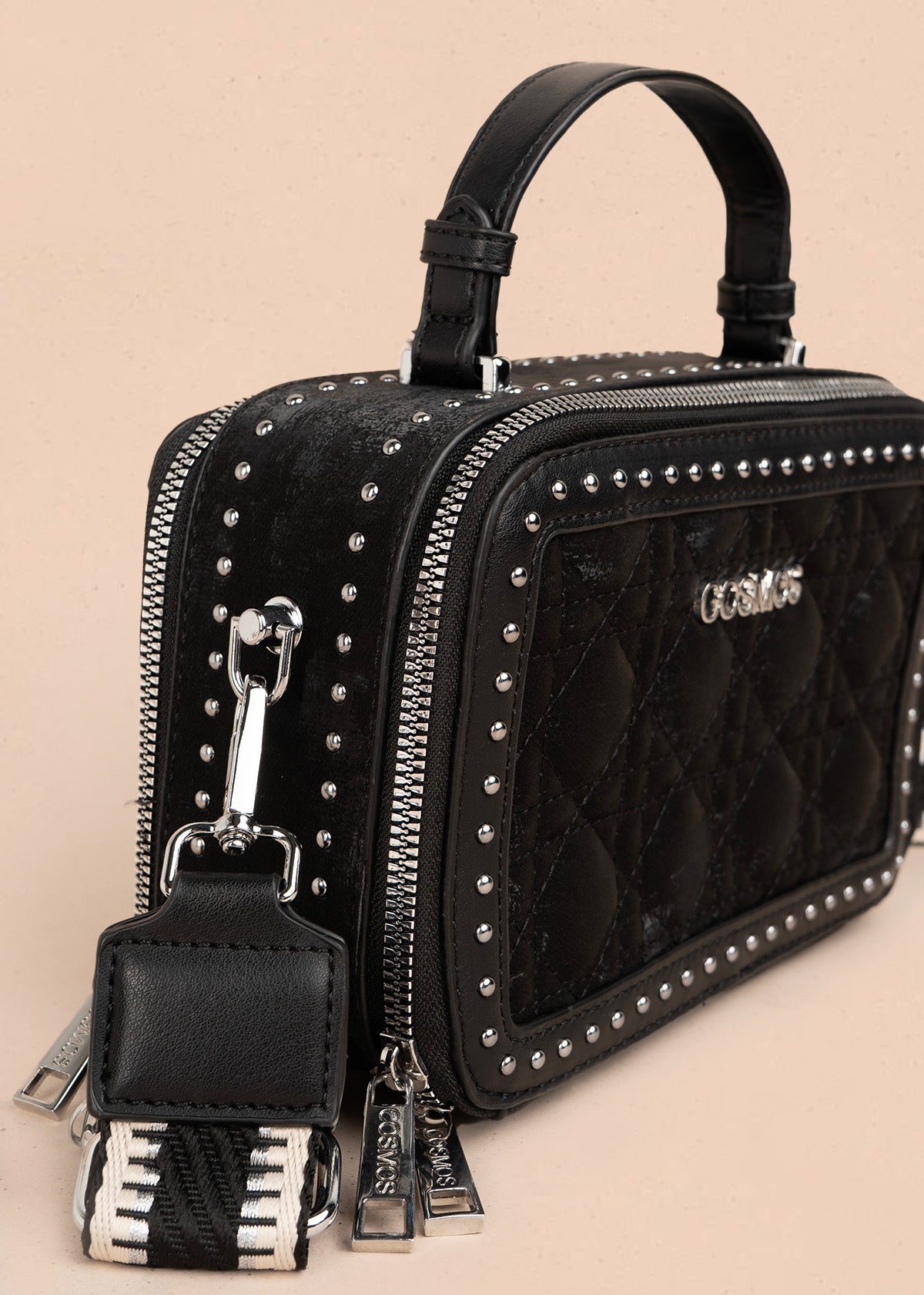 Bolso manos libres color negro con detalle de pañoleta y diseño acolchado 106187