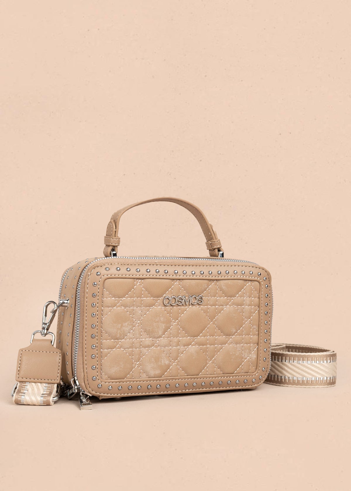 Bolso manos libres color taupe con detalle de pañoleta y diseño acolchado 106187