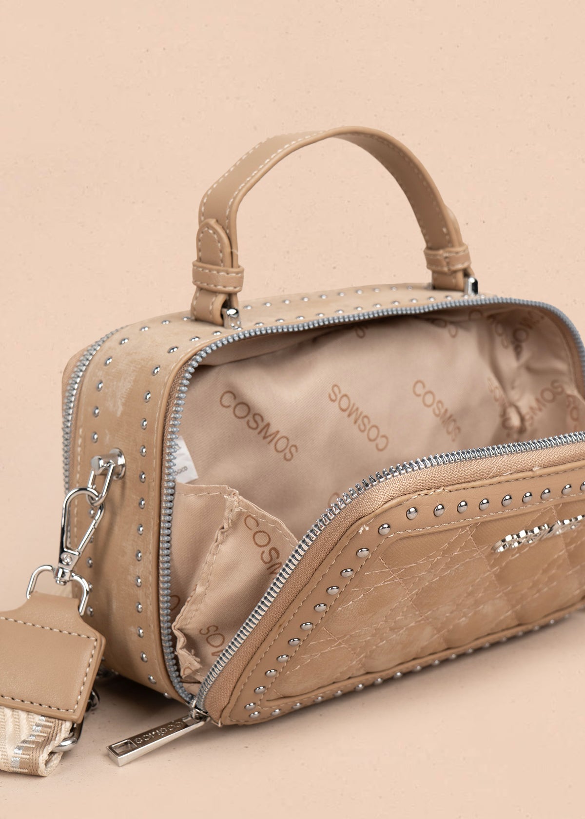 Bolso manos libres color taupe con detalle de pañoleta y diseño acolchado 106187