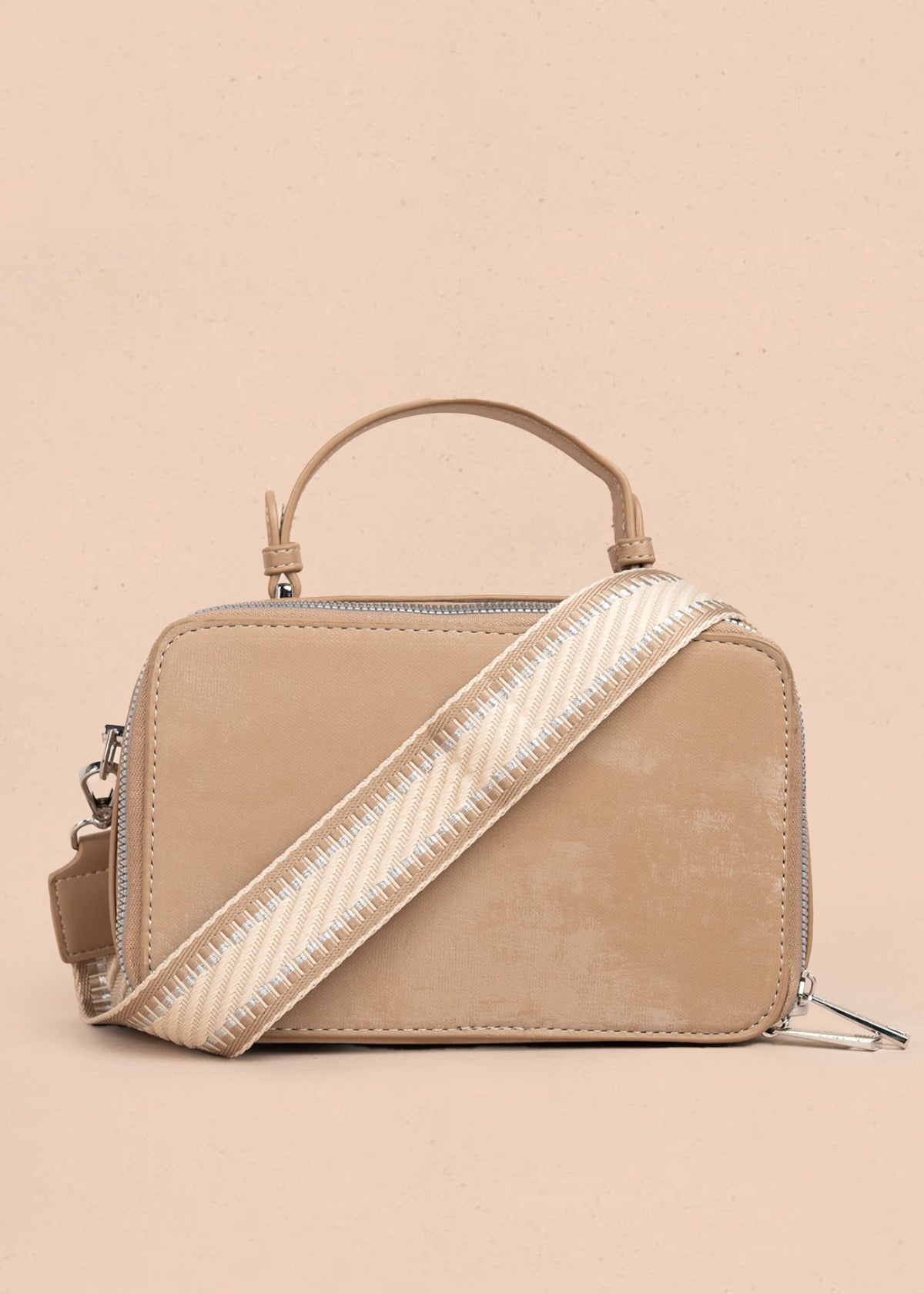 Bolso manos libres color taupe con detalle de pañoleta y diseño acolchado 106187