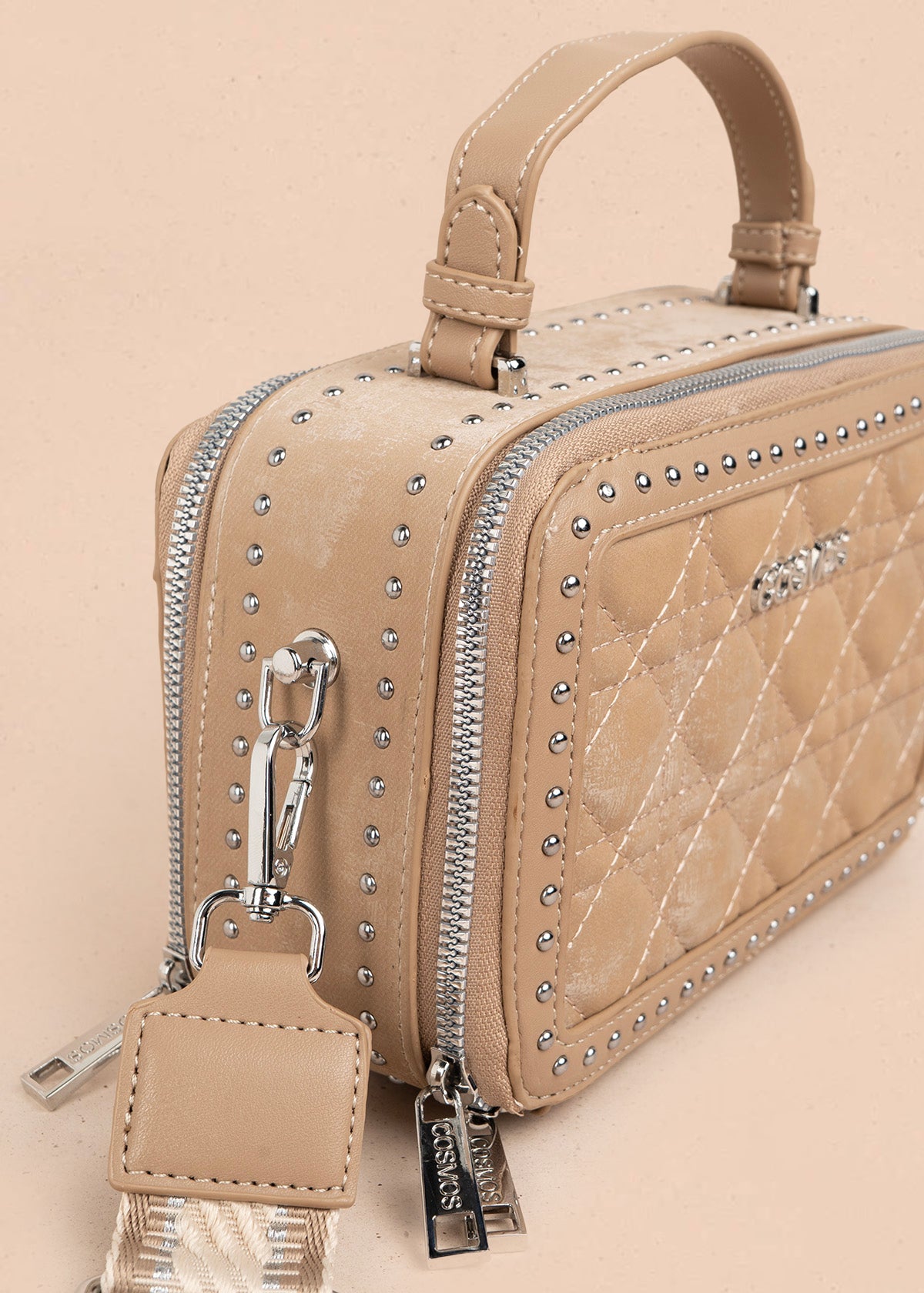 Bolso manos libres color taupe con detalle de pañoleta y diseño acolchado 106187