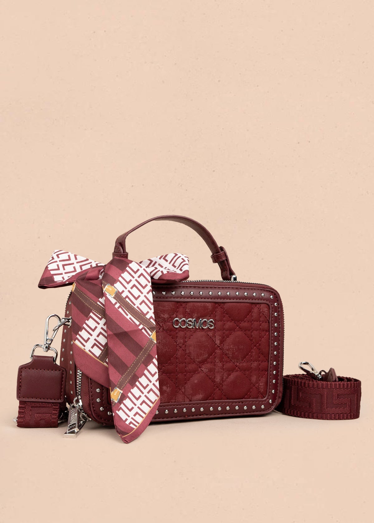 Bolso manos libres color vinotinto con detalle de pañoleta y diseño acolchado 106187