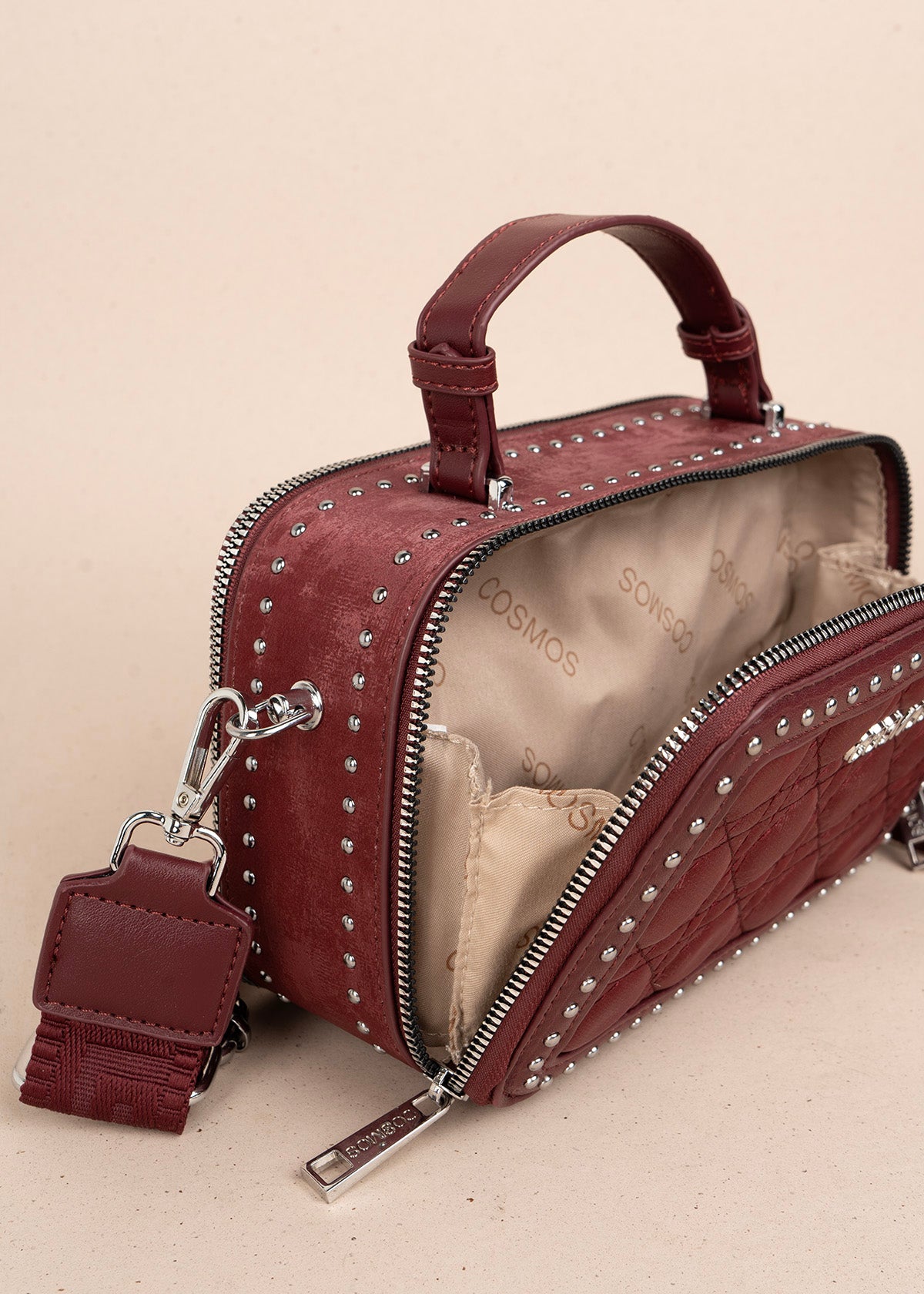 Bolso manos libres color vinotinto con detalle de pañoleta y diseño acolchado 106187