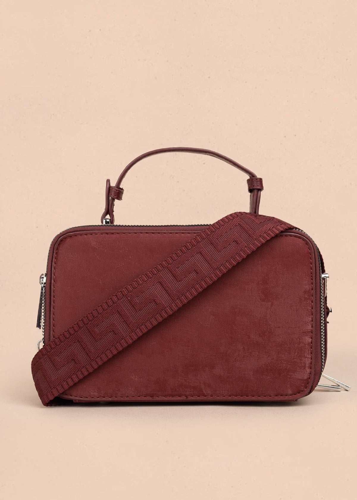 Bolso manos libres color vinotinto con detalle de pañoleta y diseño acolchado 106187