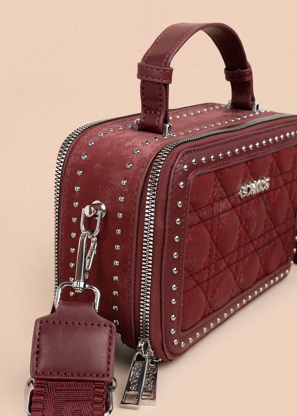 Bolso manos libres color vinotinto con detalle de pañoleta y diseño acolchado 106187