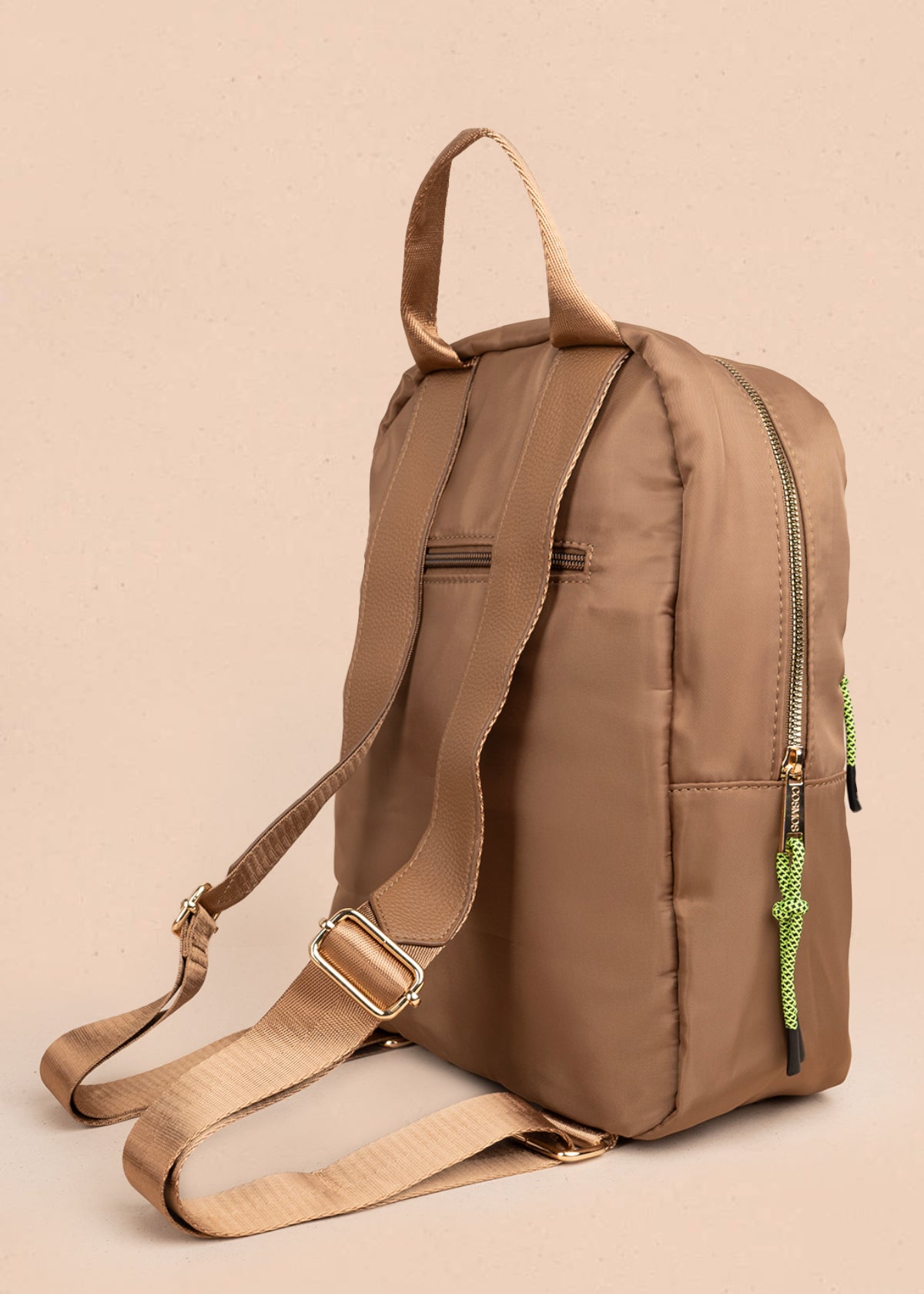 Morral color café con bolsillo frontal y tiradores de cuerda verde 106189