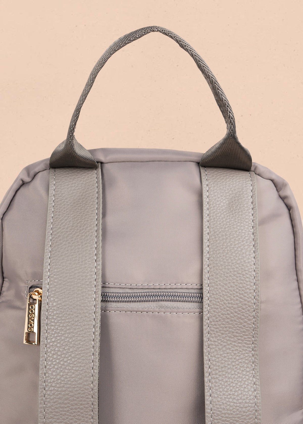 Morral color gris con bolsillo frontal y tiradores de cuerda verde 106189