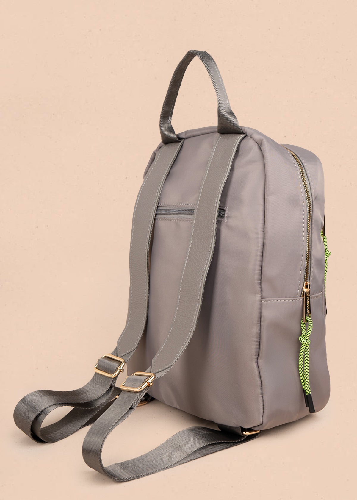Morral color gris con bolsillo frontal y tiradores de cuerda verde 106189