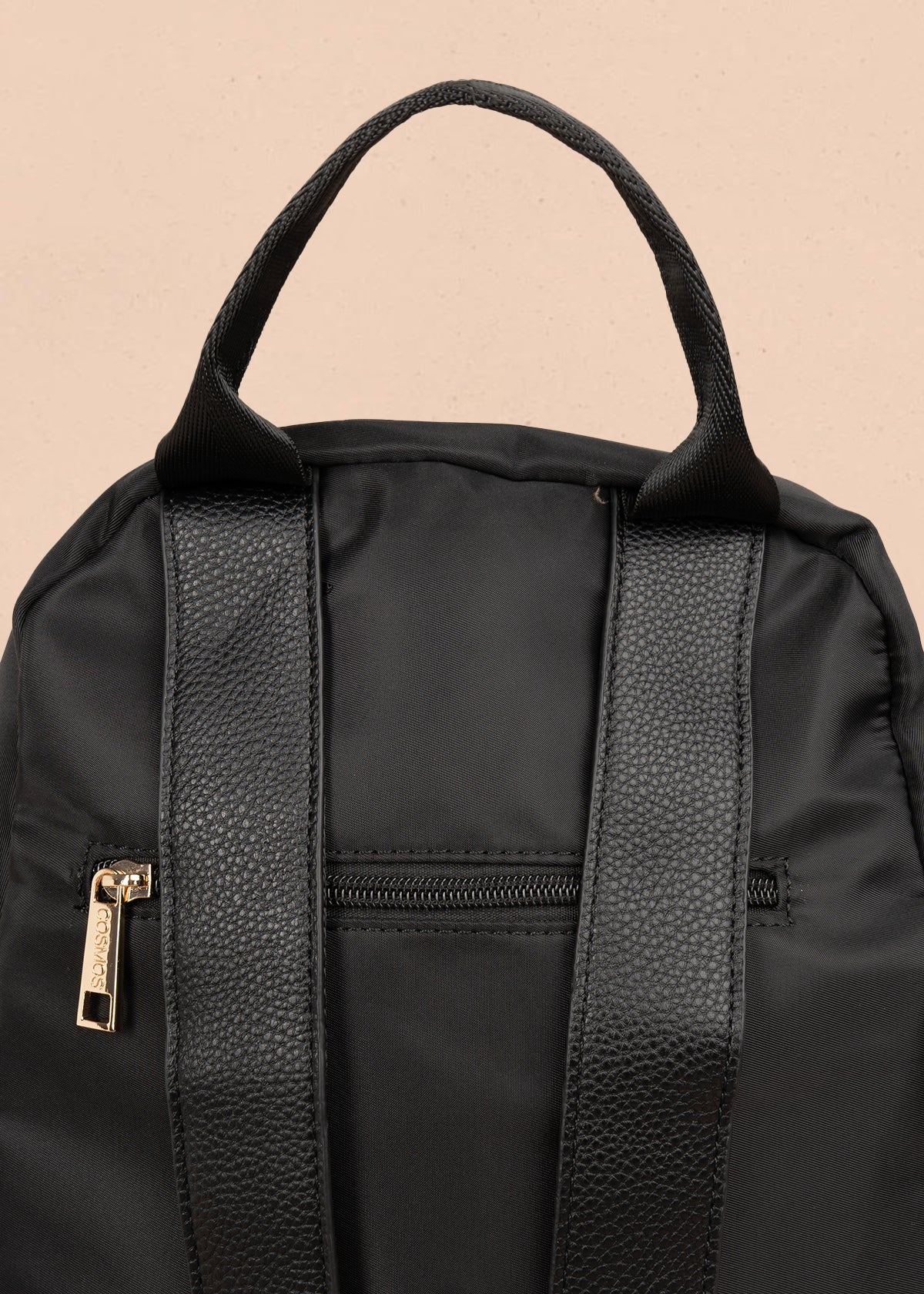 Morral color negro con bolsillo frontal y tiradores de cuerda verde 106189