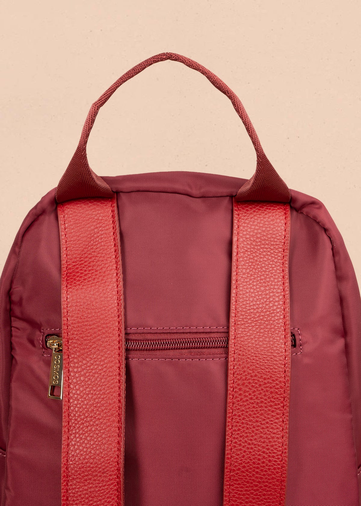 Morral color vinotinto con bolsillo frontal y tiradores de cuerda verde 106189