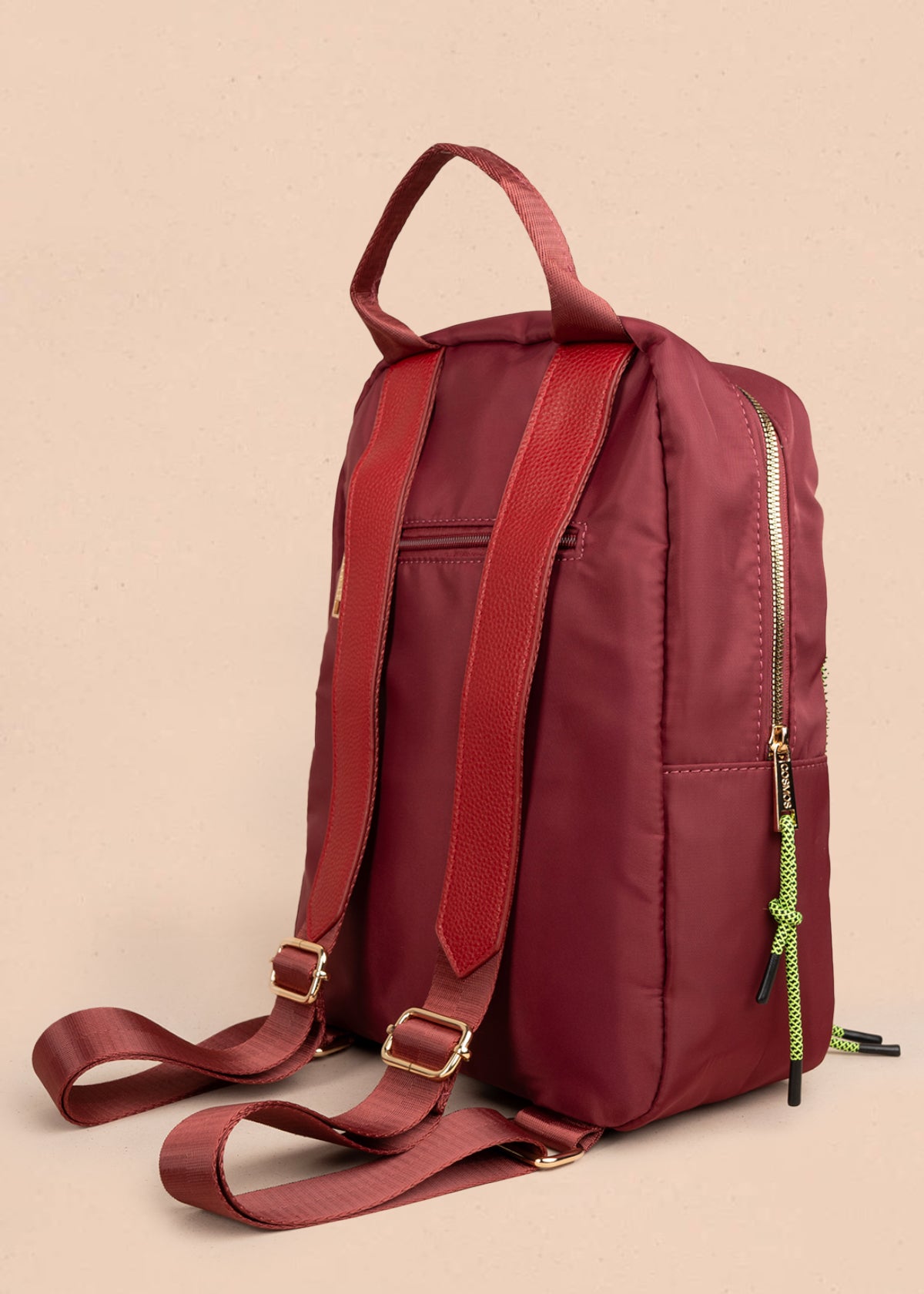 Morral color vinotinto con bolsillo frontal y tiradores de cuerda verde 106189