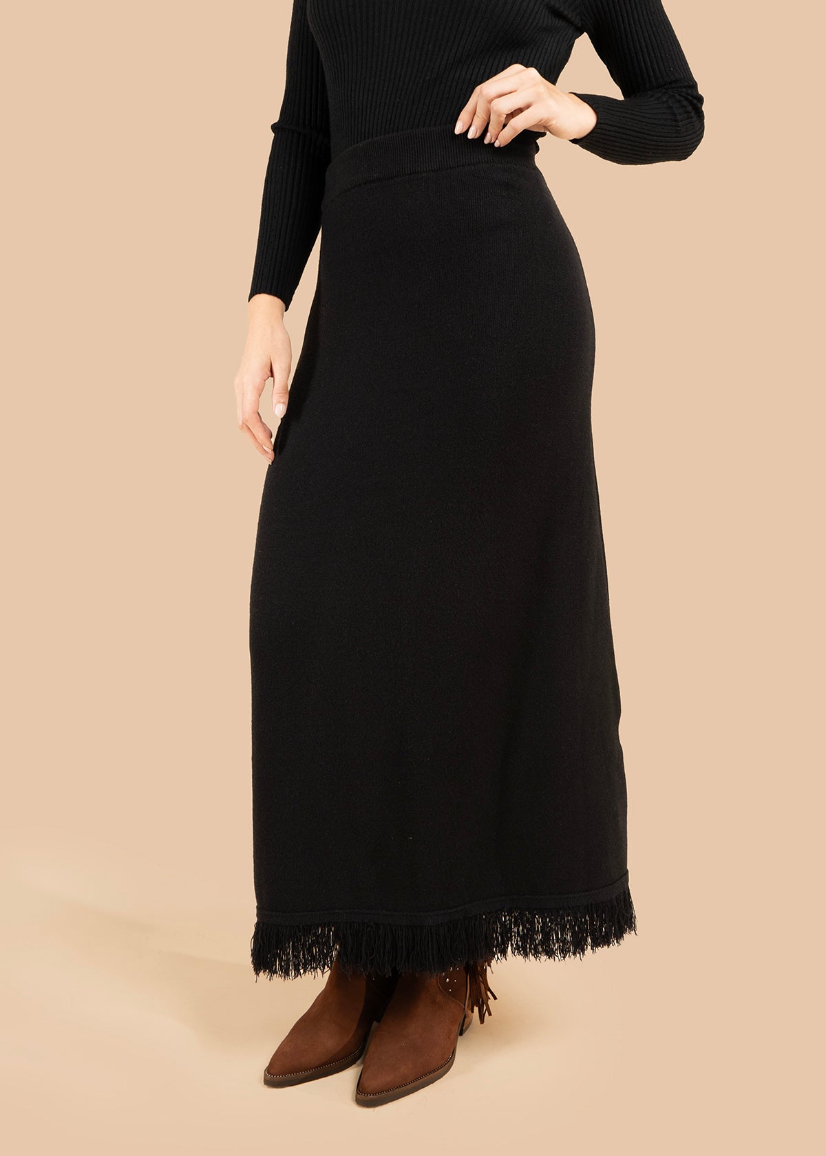 Falda color negro con detalle de flecos y estilo bohemio 106191