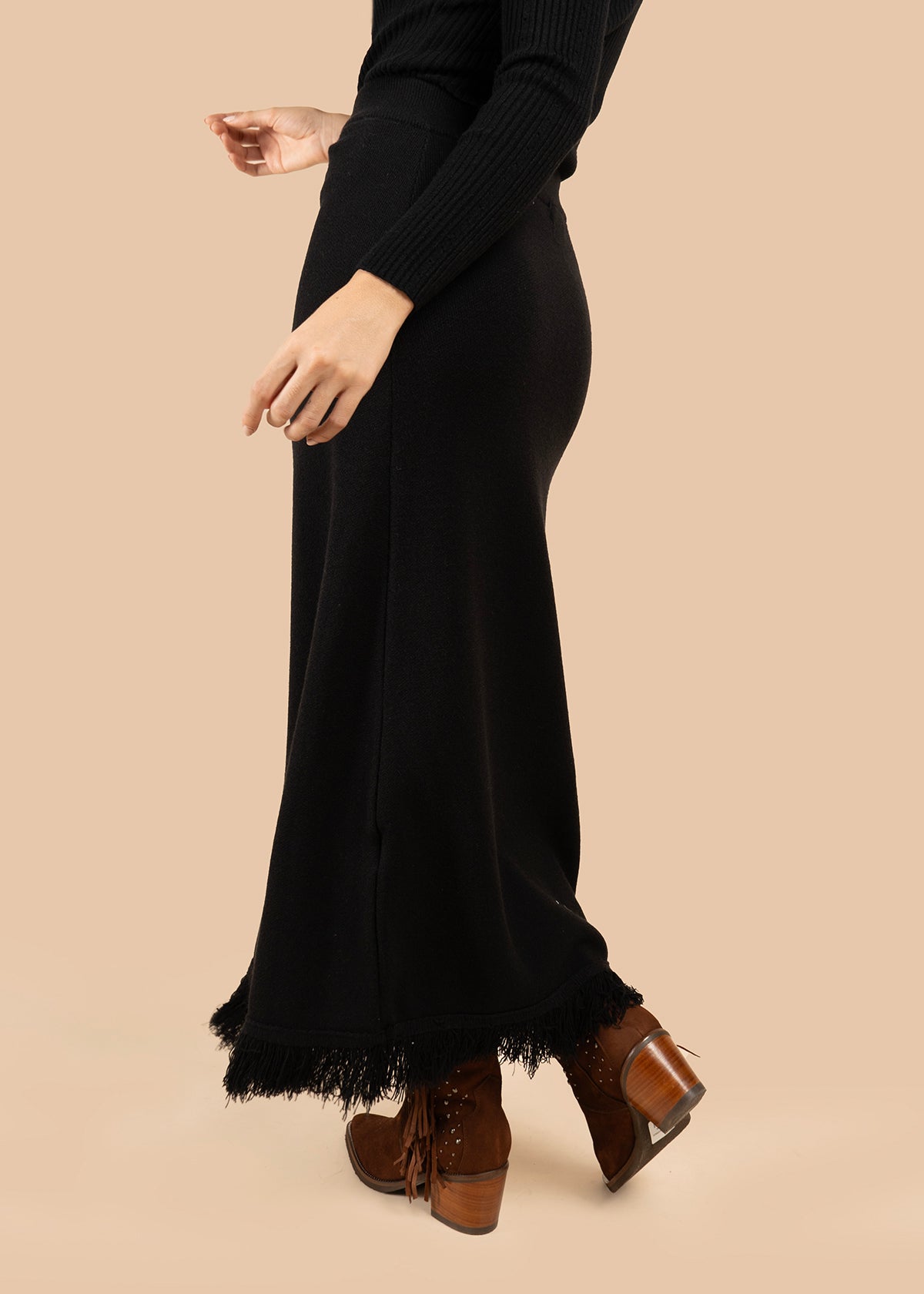 Falda color negro con detalle de flecos y estilo bohemio 106191