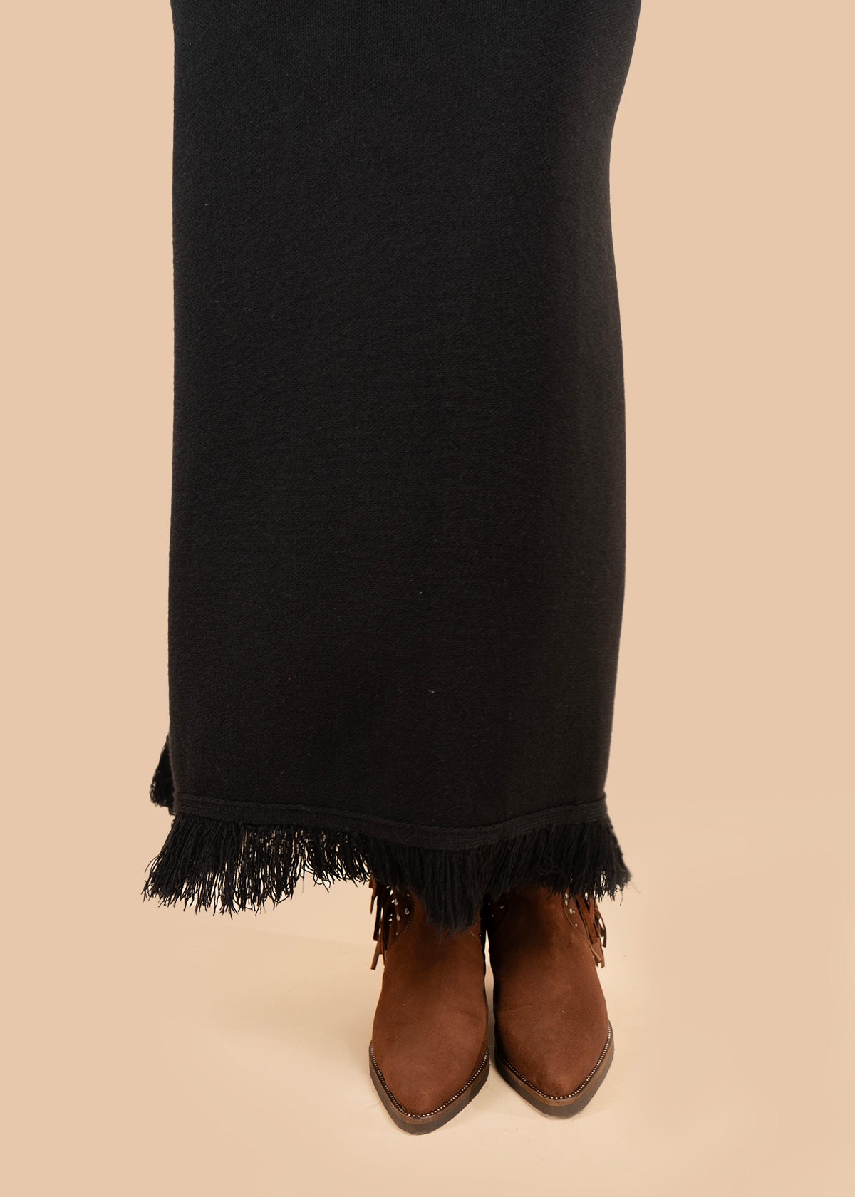 Falda color negro con detalle de flecos y estilo bohemio 106191