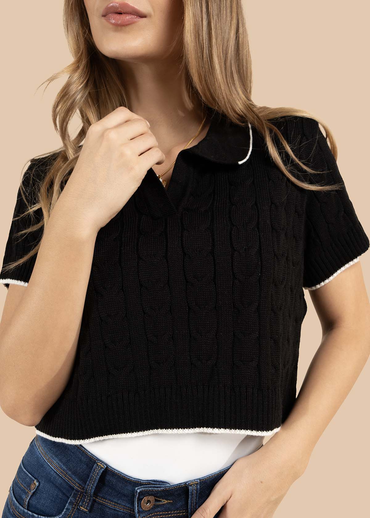 Camiseta tejida color negro tipo polo 106192
