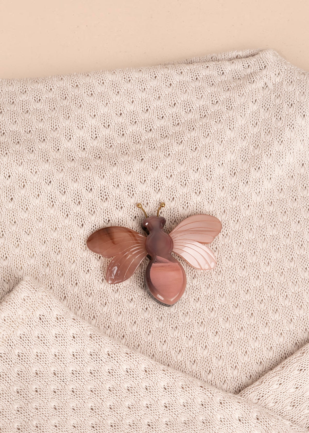 Prendedor de abeja color nude 106199