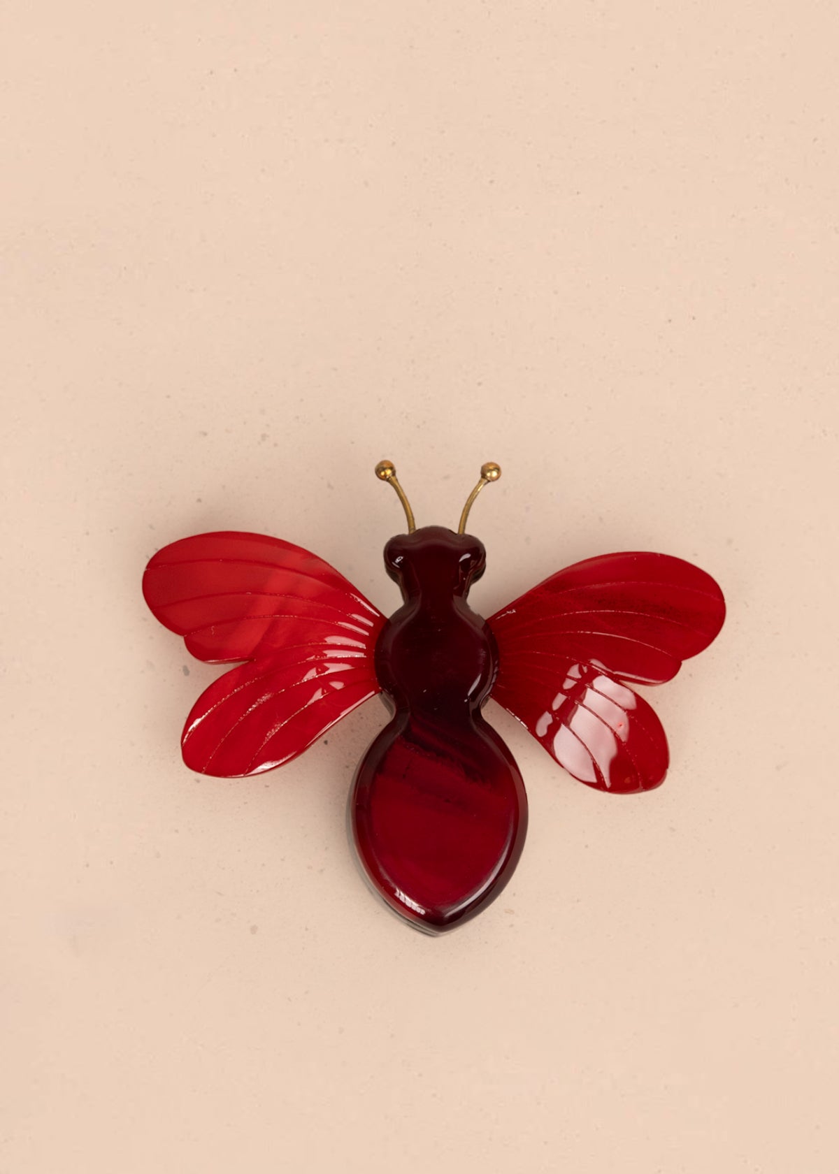 Prendedor de abeja color rojo 106199