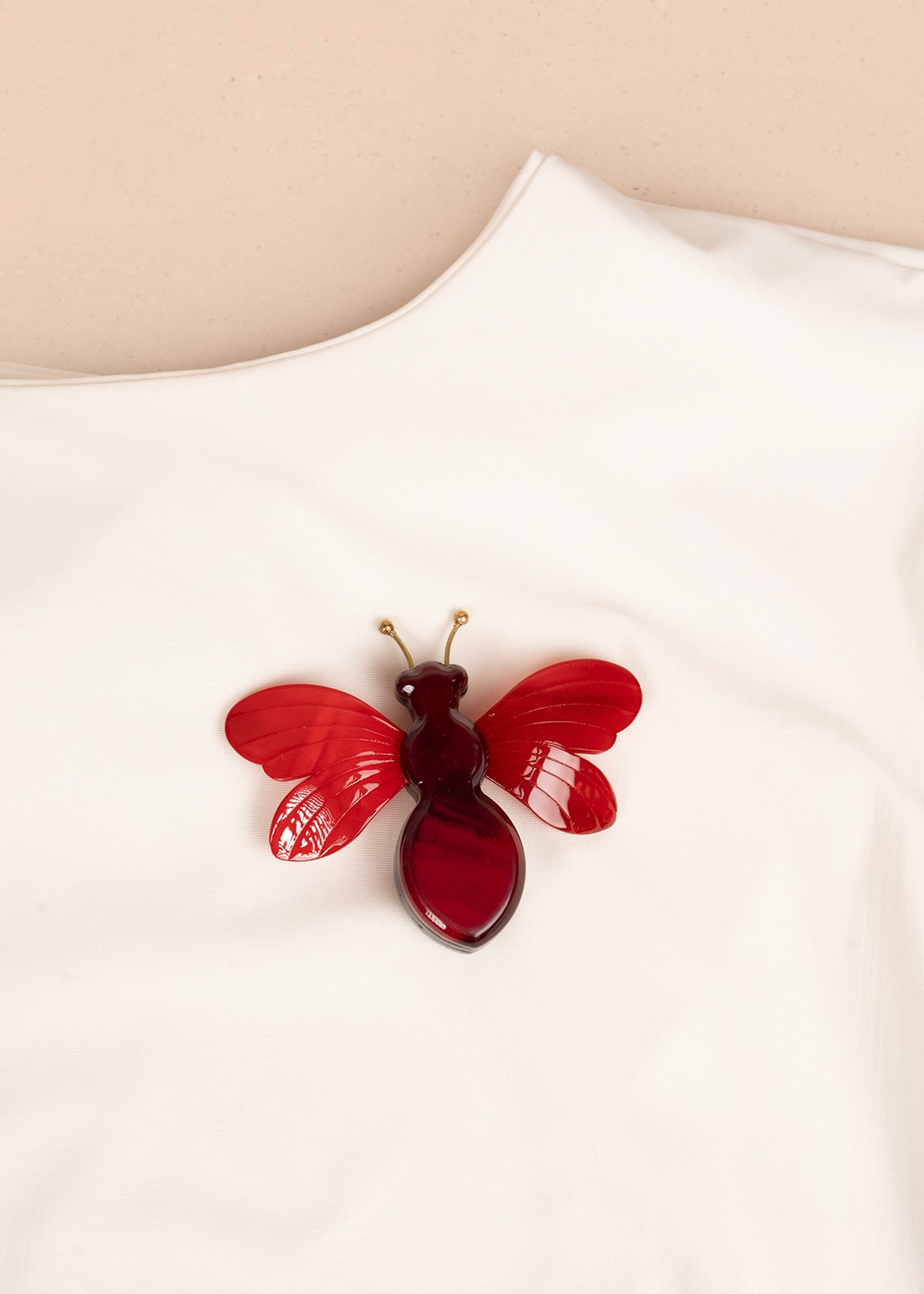 Prendedor de abeja color rojo 106199