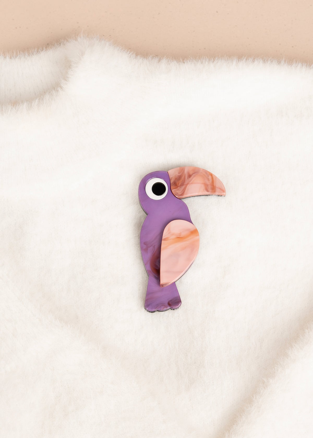 Prendedor de tucán color morado 106206