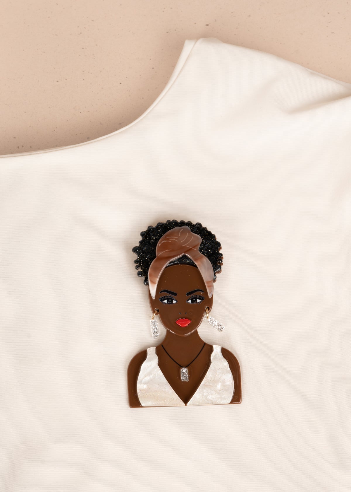 Prendedor de mujer con detalles decorativos color negro 106209