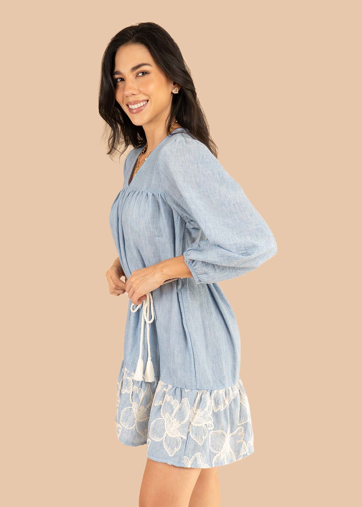 Vestido corto color azul con bordado y cinturón de cuerda 106221