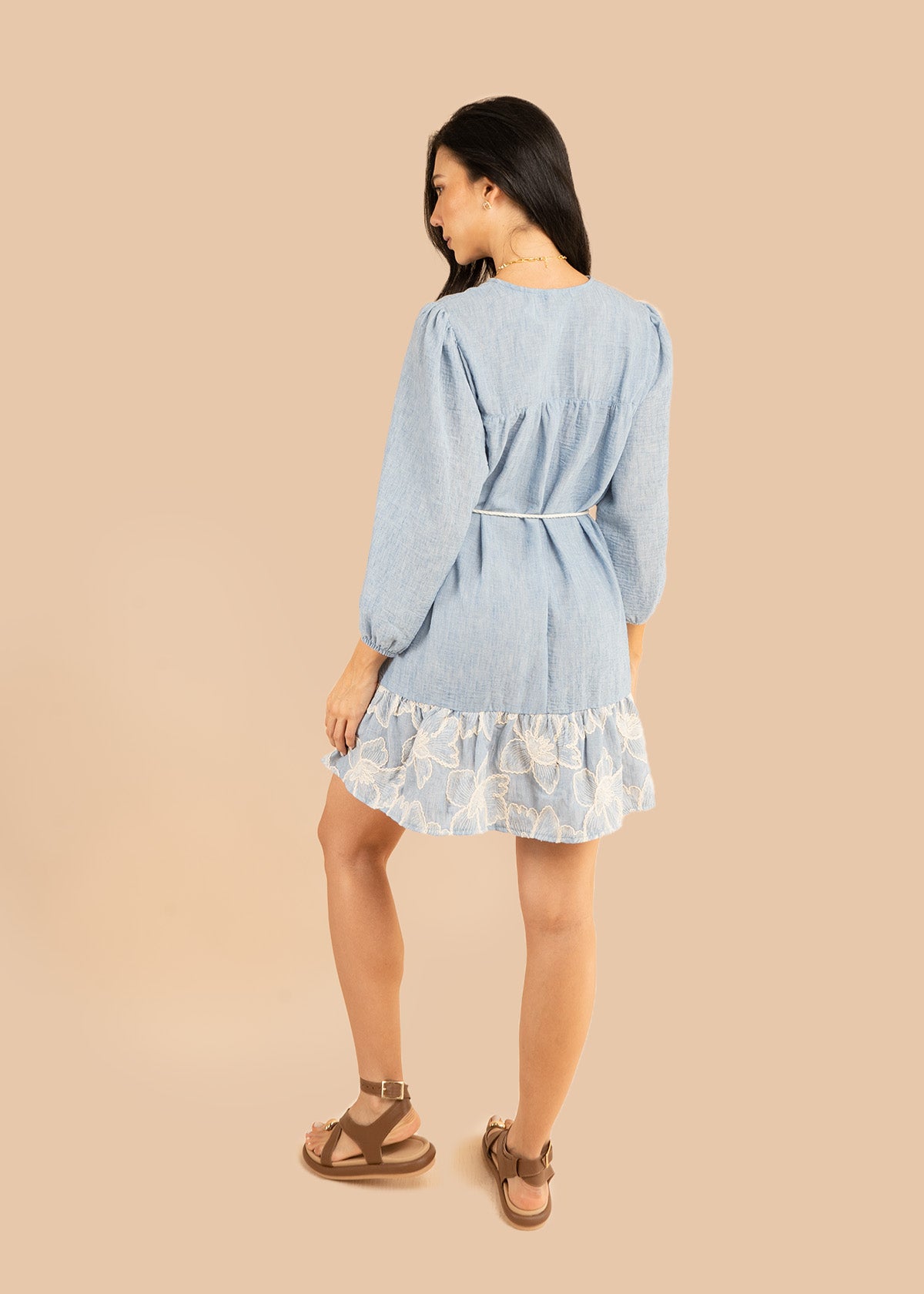 Vestido corto color azul con bordado y cinturón de cuerda 106221