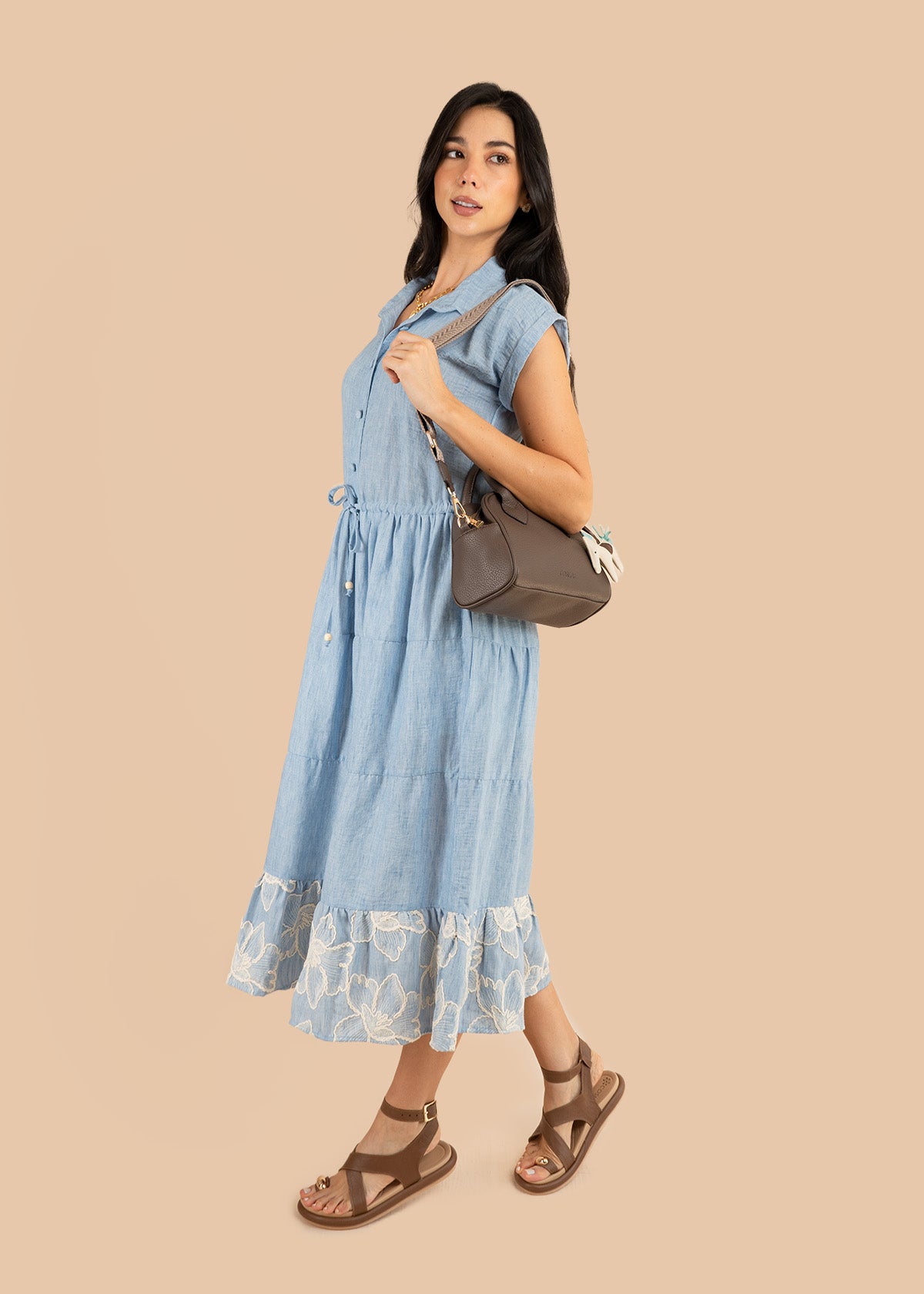Vestido tipo midi color azul con bordado de flores 106222