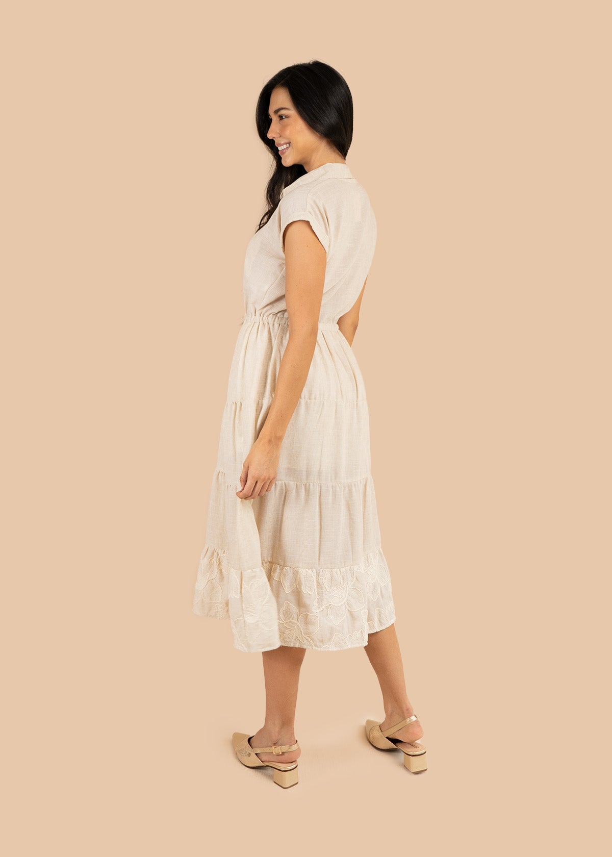 Vestido tipo midi color beige con bordado de flores 106222