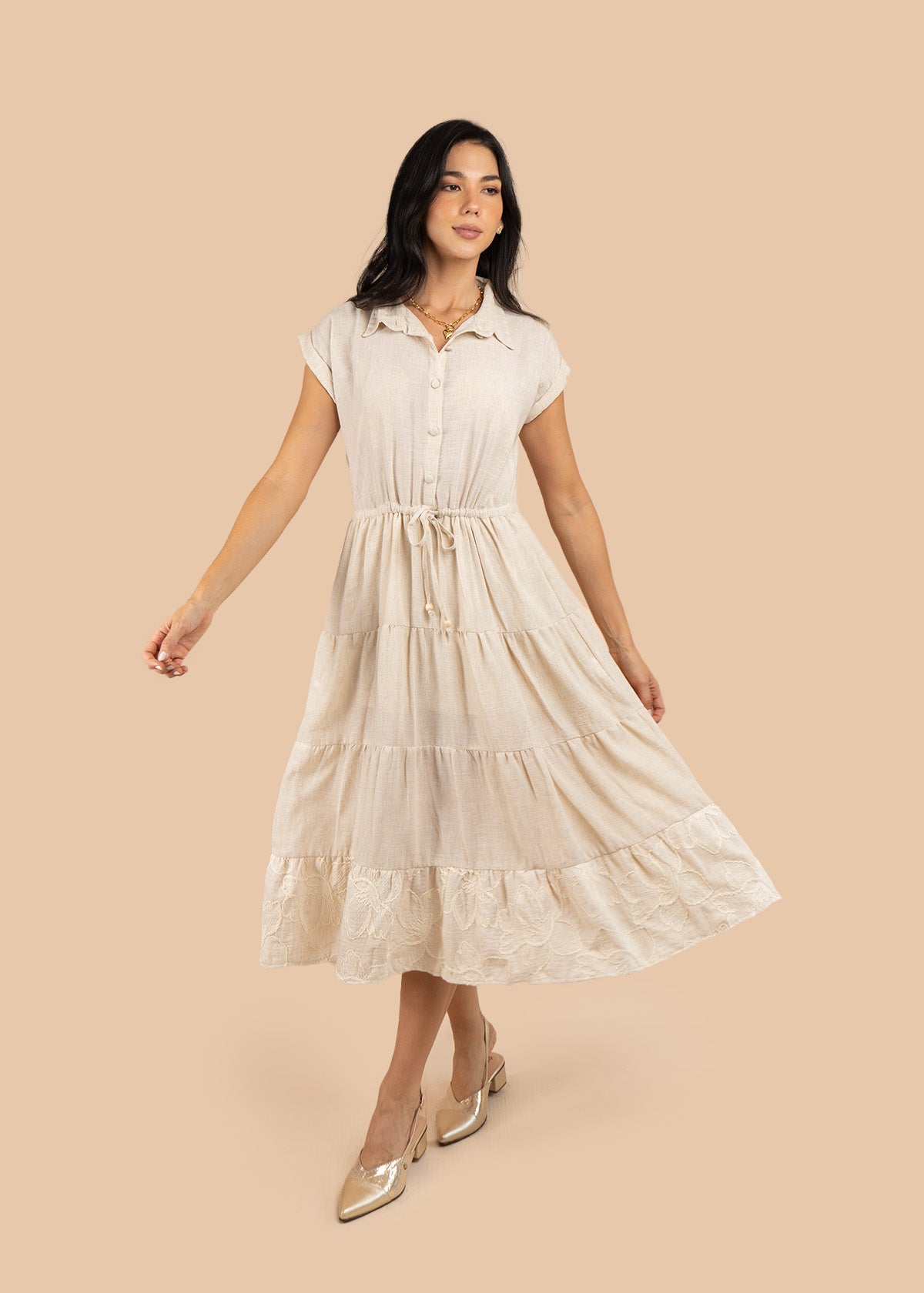 Vestido tipo midi color beige con bordado de flores 106222