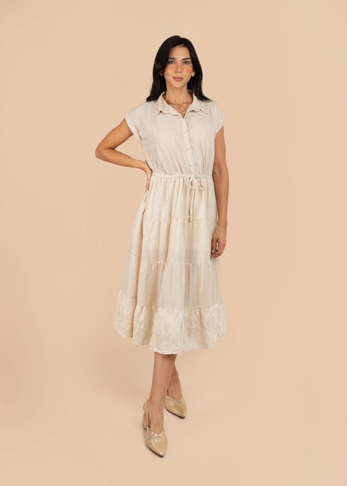 Vestido tipo midi color beige con bordado de flores 106222