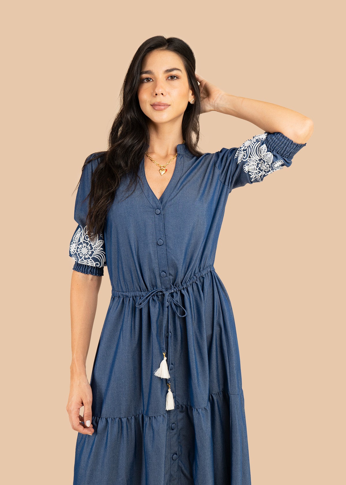 Vestido tipo maxi color azul en chambray con bordado en mangas 106223
