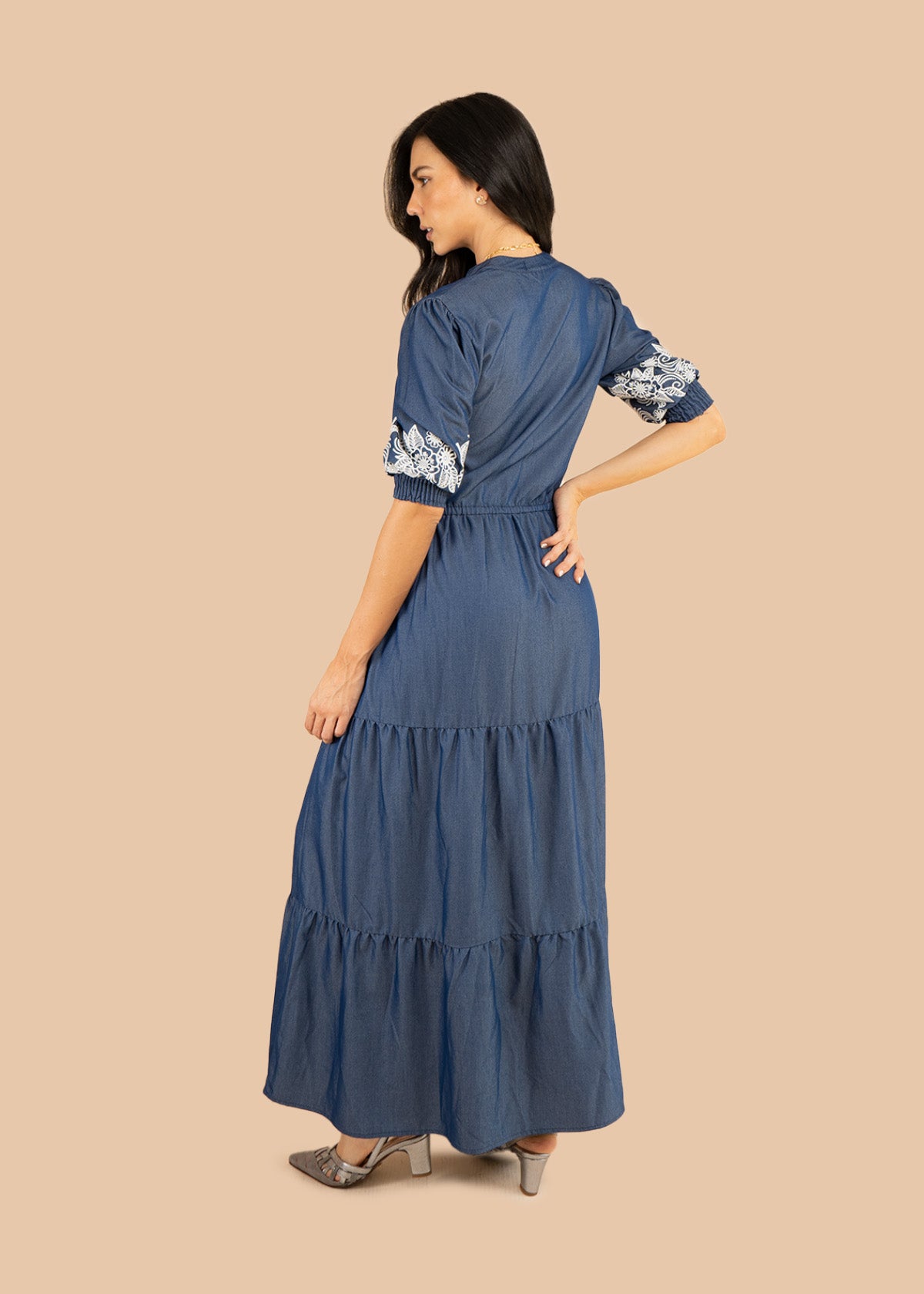Vestido tipo maxi color azul en chambray con bordado en mangas 106223