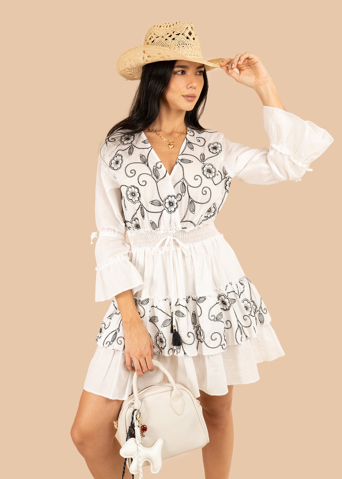 Vestido corto color blanco con bordado y resorte en cintura 106224