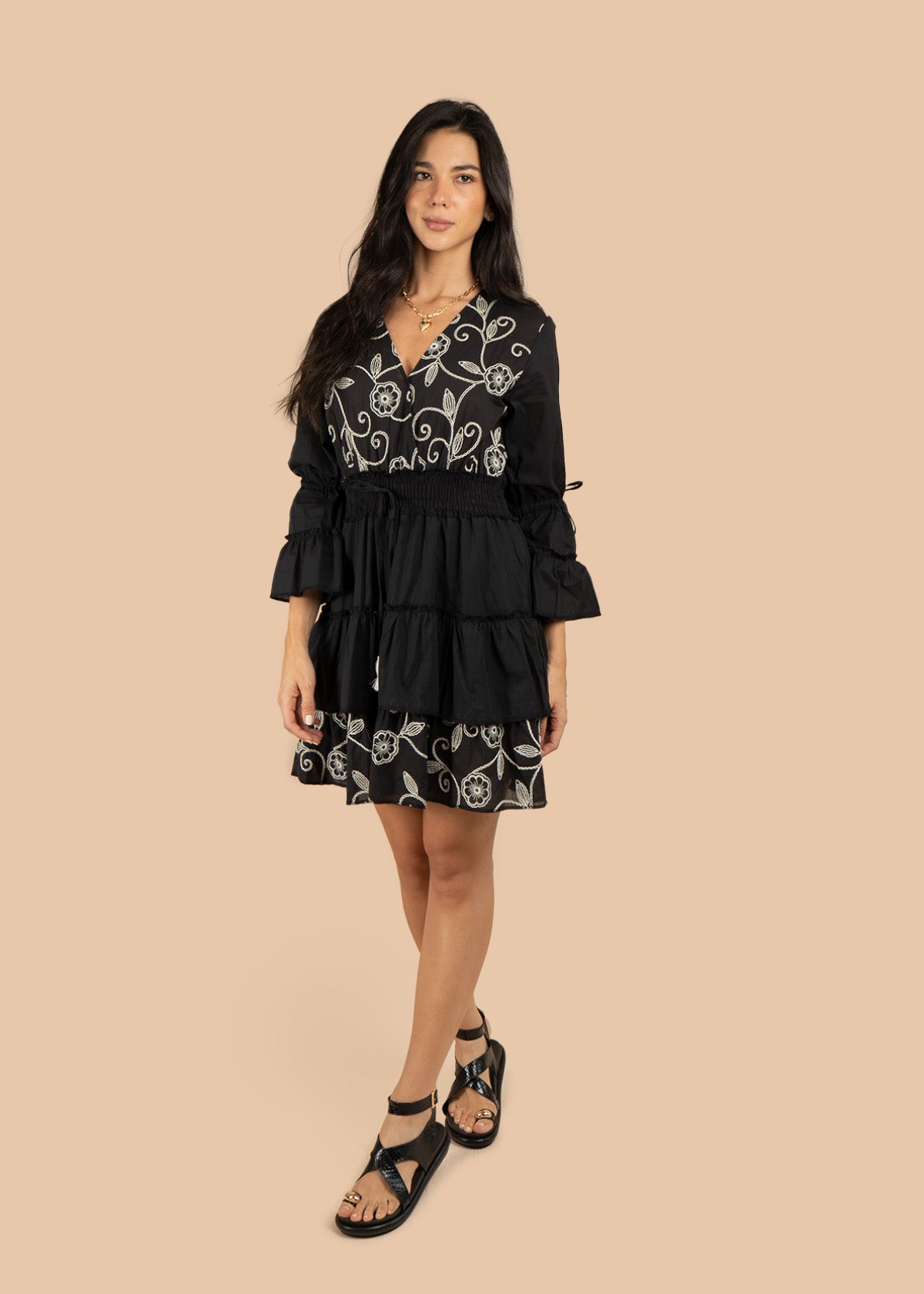Vestido corto color negro con bordado y resorte en cintura 106224