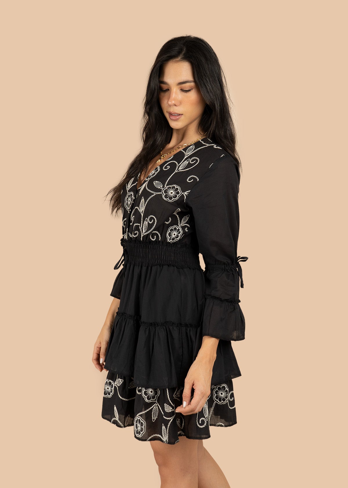 Vestido corto color negro con bordado y resorte en cintura 106224