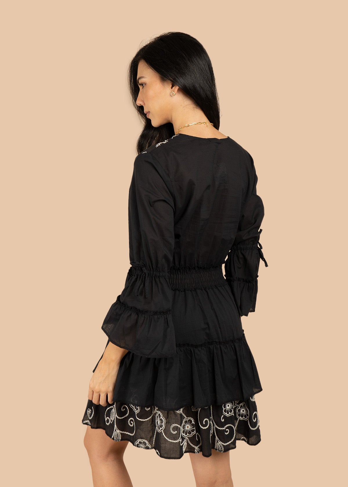 Vestido corto color negro con bordado y resorte en cintura 106224