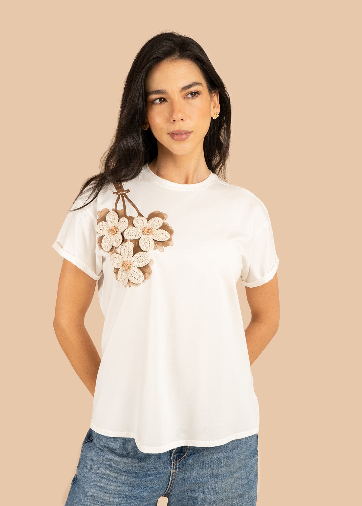 Camiseta color blanco con flores bordadas en crochet 106225