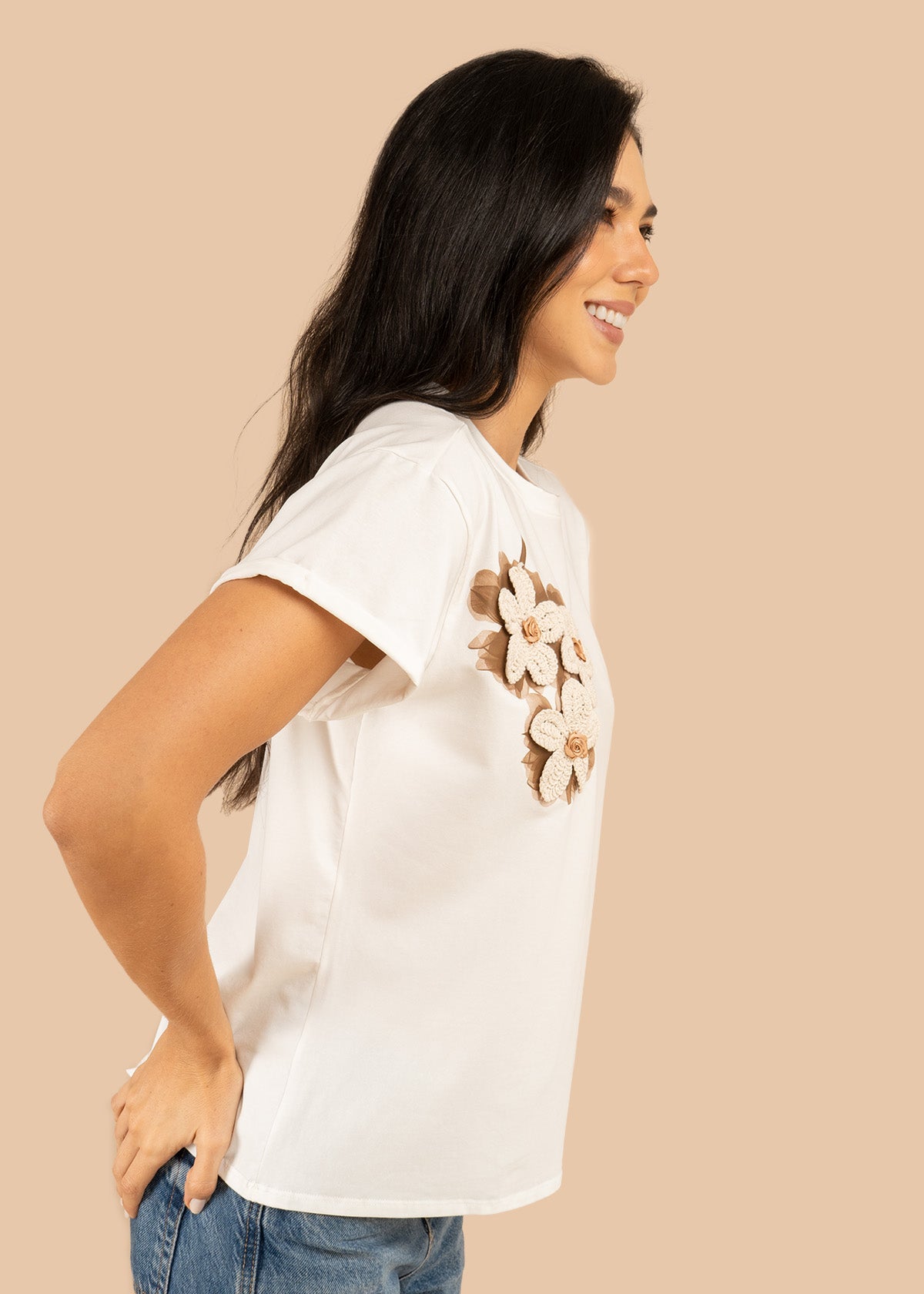 Camiseta color blanco con flores bordadas en crochet 106225
