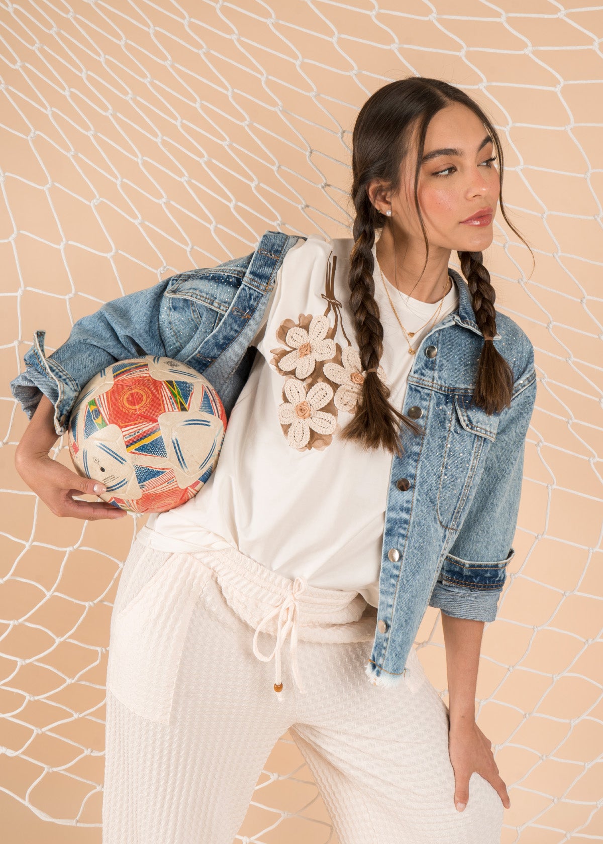 Camiseta color blanco con flores bordadas en crochet 106225