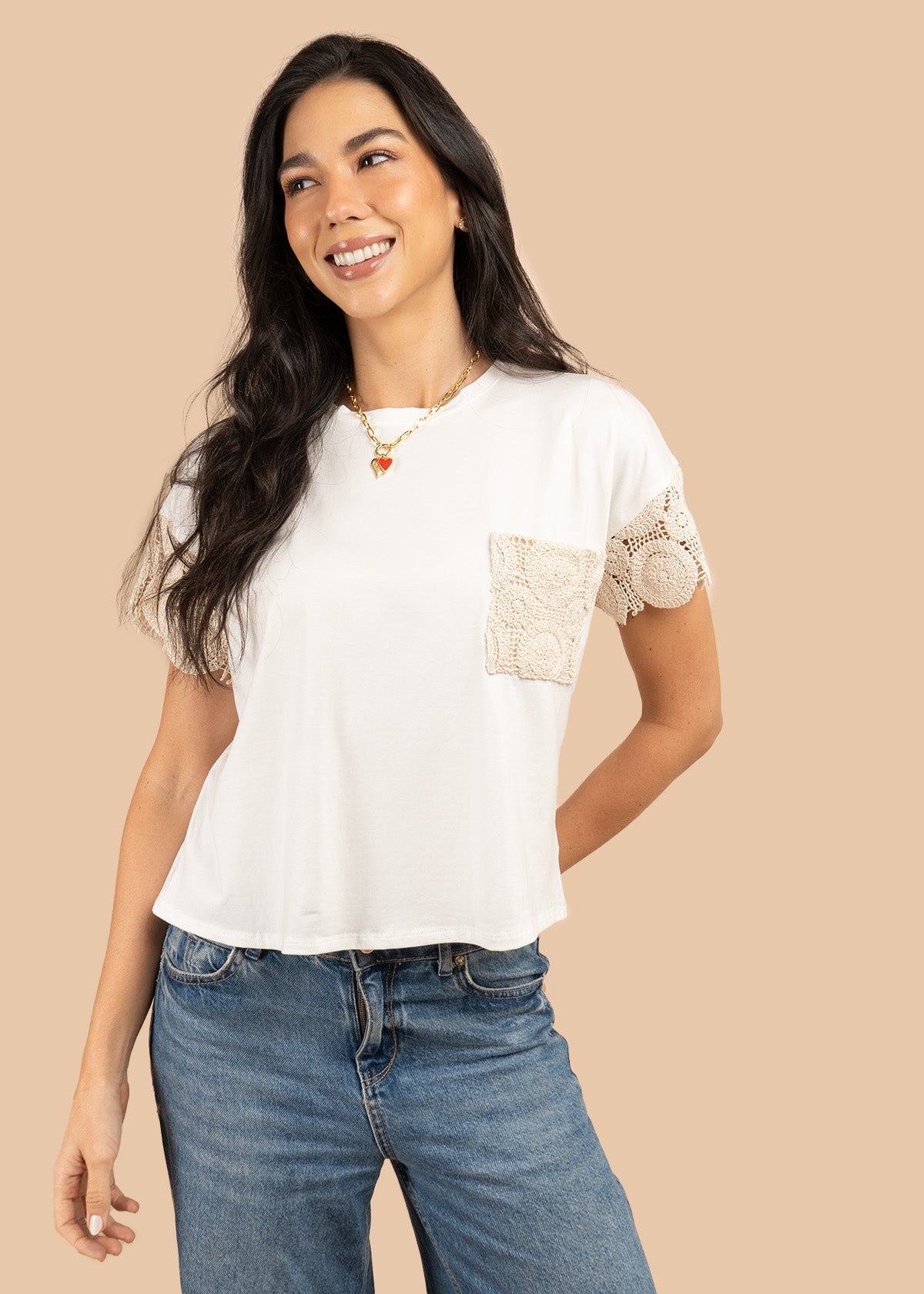 Camiseta básica color blanco con bolsillo y mangas bordadas 106226